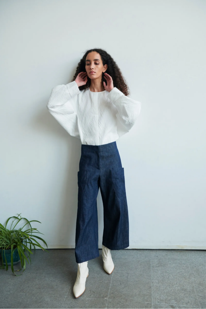 A white shirt paired with dark denim is one of those combinations that seems ordinary at first glance, yet always makes you take a second look in the mirror: clean, understated, yet revealing personality in the details