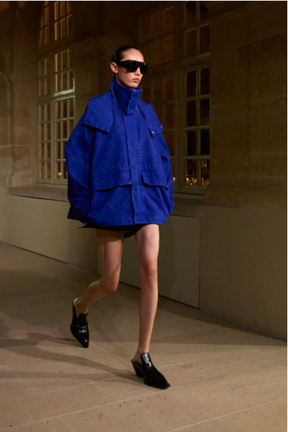 Cobalt blue is like a spotlight suddenly shining on you: without saying a word, you’re already the center of attention